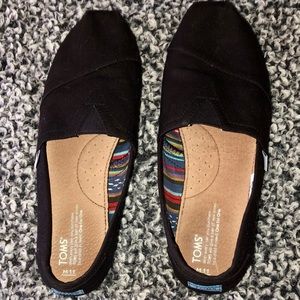 -MENS SIZE 11 TOMS SHOES